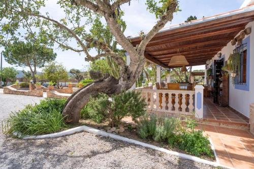 Casa con piscina, jardín y juegos exteriores