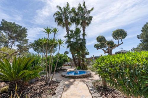 Casa con piscina, jardín y juegos exteriores