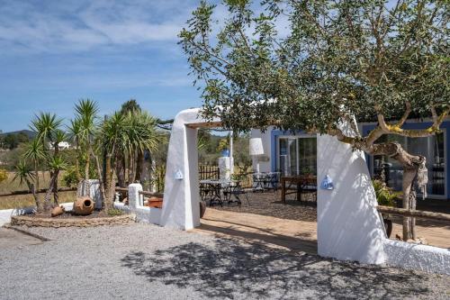 Casa con piscina, jardín y juegos exteriores