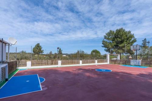 Casa con piscina, jardín y juegos exteriores