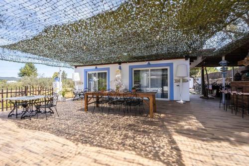 Casa con piscina, jardín y juegos exteriores