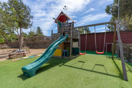 Casa con piscina, jardín y juegos exteriores