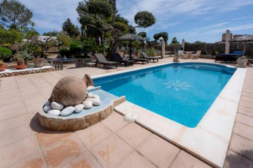 Casa con piscina, jardín y juegos exteriores