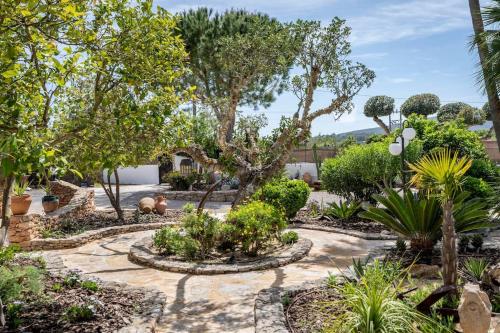 Casa con piscina, jardín y juegos exteriores