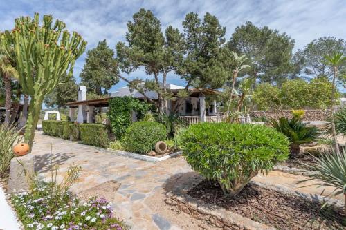 Casa con piscina, jardín y juegos exteriores