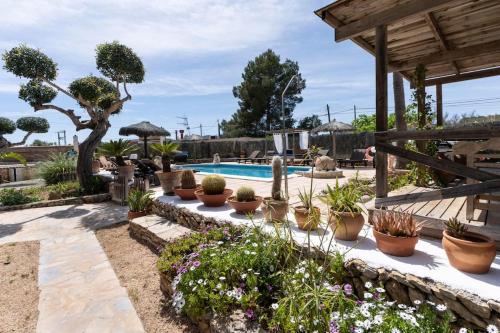 Casa con piscina, jardín y juegos exteriores