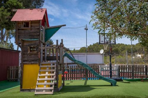 Casa con piscina, jardín y juegos exteriores