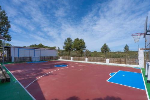 Casa con piscina, jardín y juegos exteriores