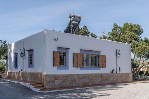 Casa con piscina, jardín y juegos exteriores