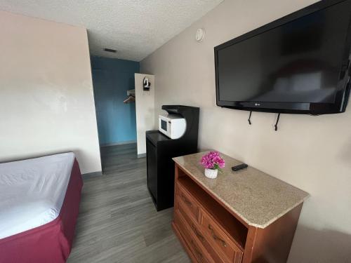 University Inn - image 11