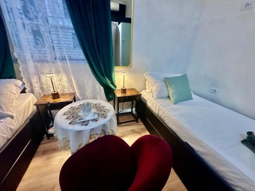 Român Holidays - image 13