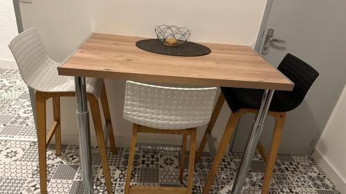 LE BORD DE LA LOIRE - chambre avec salle de bains commune 3