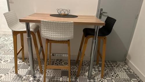 LE BORD DE LA LOIRE - chambre avec salle de bains commune 4