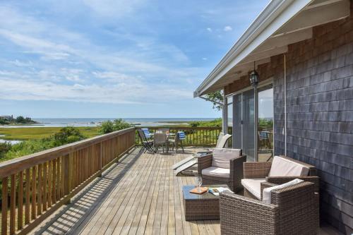 16612 - Stunning Home with Wraparound Deck Views of Bucks Creek and Nantucket Sound, Chatham (Foto 4)