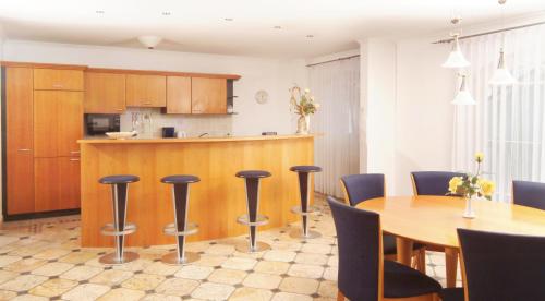 2 bedrooms, 3 beds