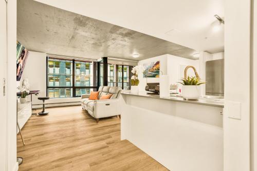 Urban Chic: Sleek 2BR in Heart of Vancouver