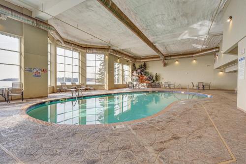 Waterfront Two Harbors Condo with Indoor Pool Access