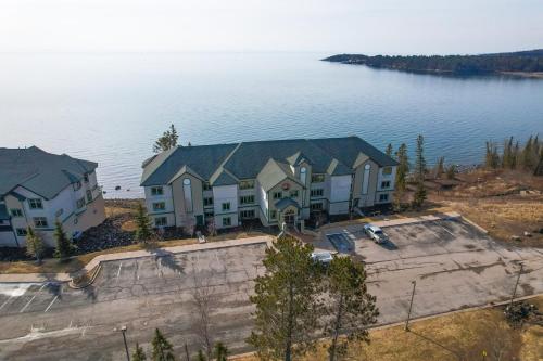 Waterfront Two Harbors Condo with Indoor Pool Access