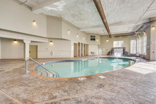 Waterfront Two Harbors Condo with Indoor Pool Access