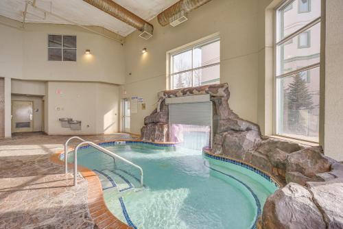 Waterfront Two Harbors Condo with Indoor Pool Access