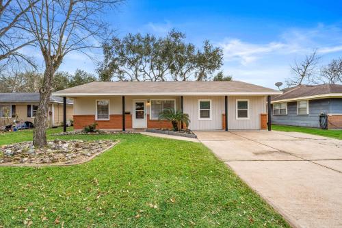 with Arcade and Covered Patio Sleep 9 in this 4 Bedroom 2 Bath Home 5 star host Deer Park TX in Deer Park