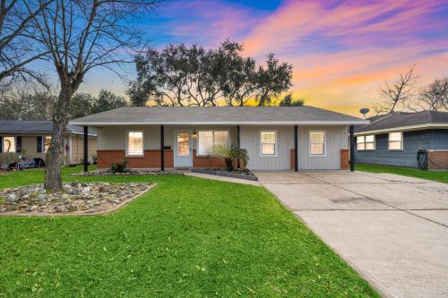 with Arcade and Covered Patio Sleep 9 in this 4 Bedroom 2 Bath Home 5 star host Deer Park TX in Deer Park