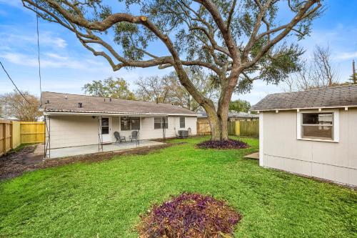 with Arcade and Covered Patio Sleep 9 in this 4 Bedroom 2 Bath Home 5 star host Deer Park TX in Deer Park