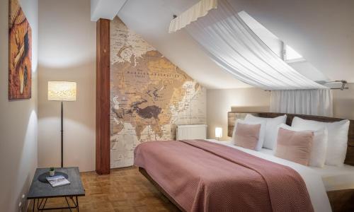 Two-Bedroom Apartment Asia room in 6 Continents Apartments by Adrez