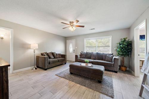 Sleep 7 in this 3 Bedroom Home walking distance Sylvan Beach with Game room work area high speed wifi La Porte close to Kemah NASA in La Porte, USA