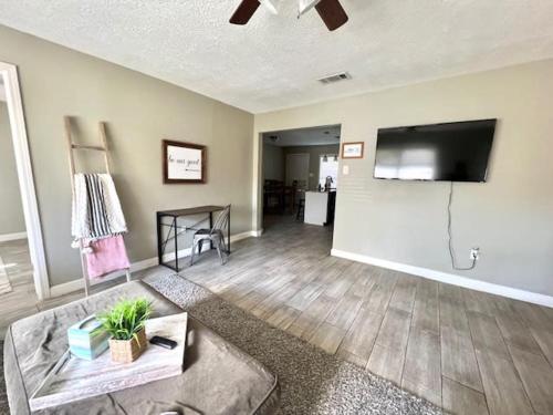 Sleep 7 in this 3 Bedroom Home walking distance Sylvan Beach with Game room work area high speed wifi La Porte close to Kemah NASA in La Porte, USA