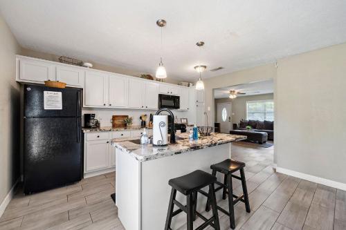 Sleep 7 in this 3 Bedroom Home walking distance Sylvan Beach with Game room work area high speed wifi La Porte close to Kemah NASA in La Porte, USA