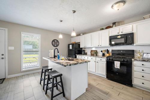 Sleep 7 in this 3 Bedroom Home walking distance Sylvan Beach with Game room work area high speed wifi La Porte close to Kemah NASA in La Porte, USA