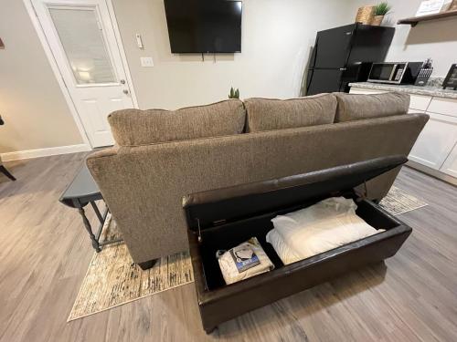 Baytown Private Studio Apartment covered patio Sleeps 4 by the bay skate park main street water park in Baytown, USA