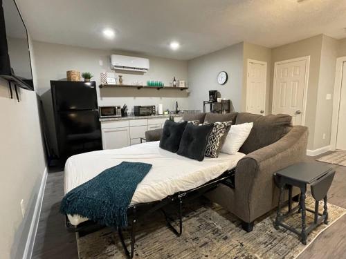 Baytown Private Studio Apartment covered patio Sleeps 4 by the bay skate park main street water park in Baytown, USA