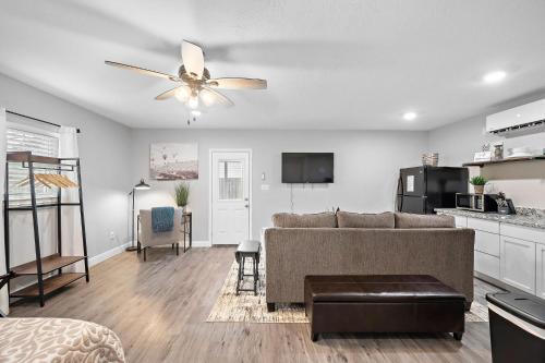 Baytown Private Studio Apartment covered patio Sleeps 4 by the bay skate park main street water park in Baytown, USA