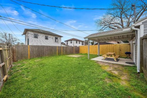 Baytown Private Studio Apartment covered patio Sleeps 4 by the bay skate park main street water park in Baytown, USA