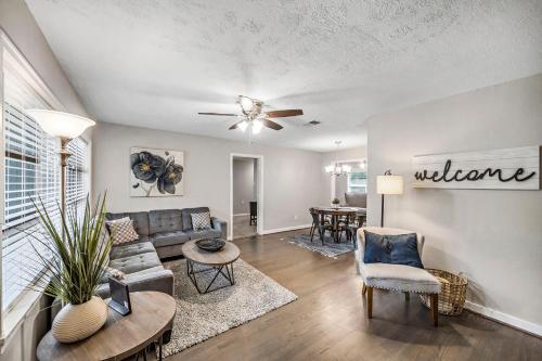 3 Bedroom Home The Neighborhood Spot desks in 2 rooms high speed Internet wifi Kick Back & Relax close to Houston Hobby Airport 5 star superhost in Pasadena, USA