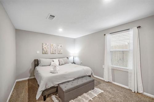 3 Bedroom Home The Neighborhood Spot desks in 2 rooms high speed Internet wifi Kick Back & Relax close to Houston Hobby Airport 5 star superhost in Pasadena, USA