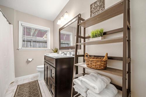 3 Bedroom Home The Neighborhood Spot desks in 2 rooms high speed Internet wifi Kick Back & Relax close to Houston Hobby Airport 5 star superhost in Pasadena, USA
