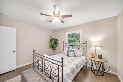 3 Bedroom Home The Neighborhood Spot desks in 2 rooms high speed Internet wifi Kick Back & Relax close to Houston Hobby Airport 5 star superhost in Pasadena, USA