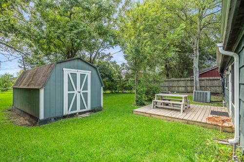 3 Bedroom Home The Neighborhood Spot desks in 2 rooms high speed Internet wifi Kick Back & Relax close to Houston Hobby Airport 5 star superhost in Pasadena, USA