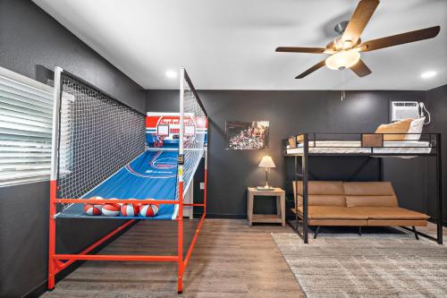 Heart of La Porte TX Sleeps 7 in this 3 Bedroom Home with gameroom in La Porte, USA