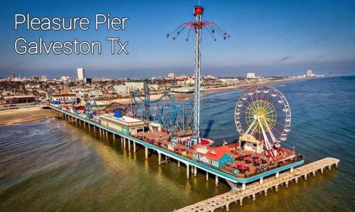 Tourist Hotspot Walk to Beach Hangout & Relax in Galveston, USA