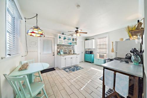 Tourist Hotspot Walk to Beach Hangout & Relax in Galveston, USA
