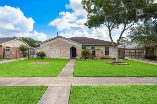 Large South Houston gem with covered patio seating