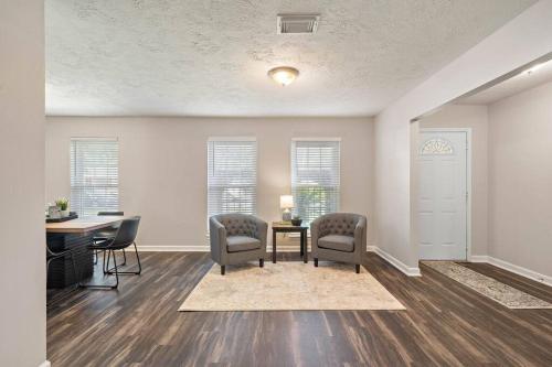 Large South Houston gem with covered patio seating in Ellington