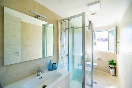淋浴間, +61 - Sea View Apartment in 阿格羅波利
