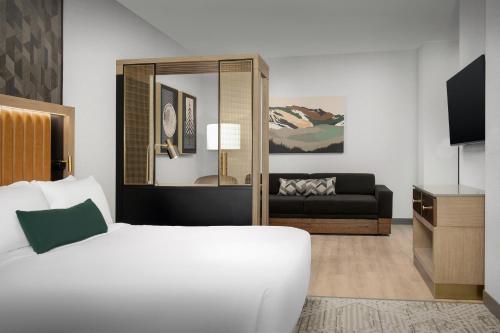 1 king bed, 1 sofa bed