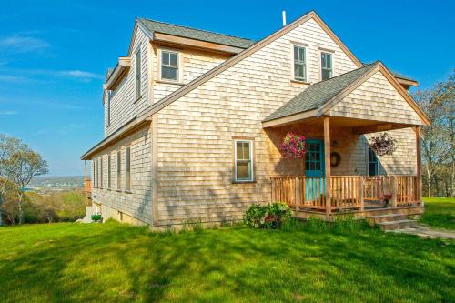 Beautiful Aquinnah Home Ocean View, Walk to Beach