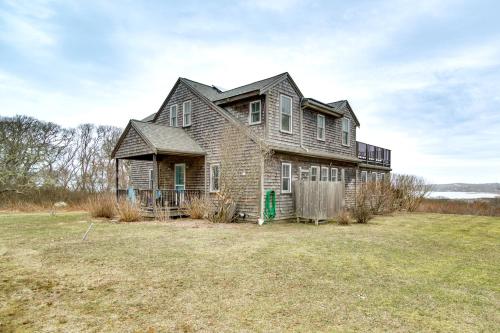 Beautiful Aquinnah Home Ocean View, Walk to Beach